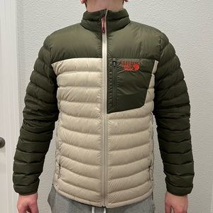 Men’s Mountain Hardwear puffer. Size Medium. Green/Chalk color